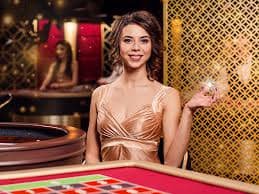 Layar utama aplikasi kdslots777 menampilkan pertandingan sepak bola dan permainan slot online